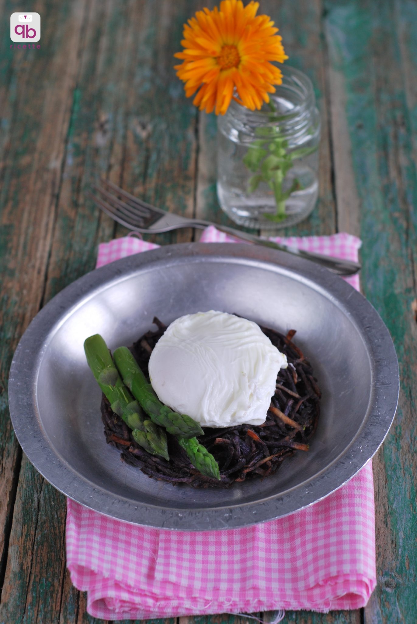 rosti di patate viola con uovo in camicia