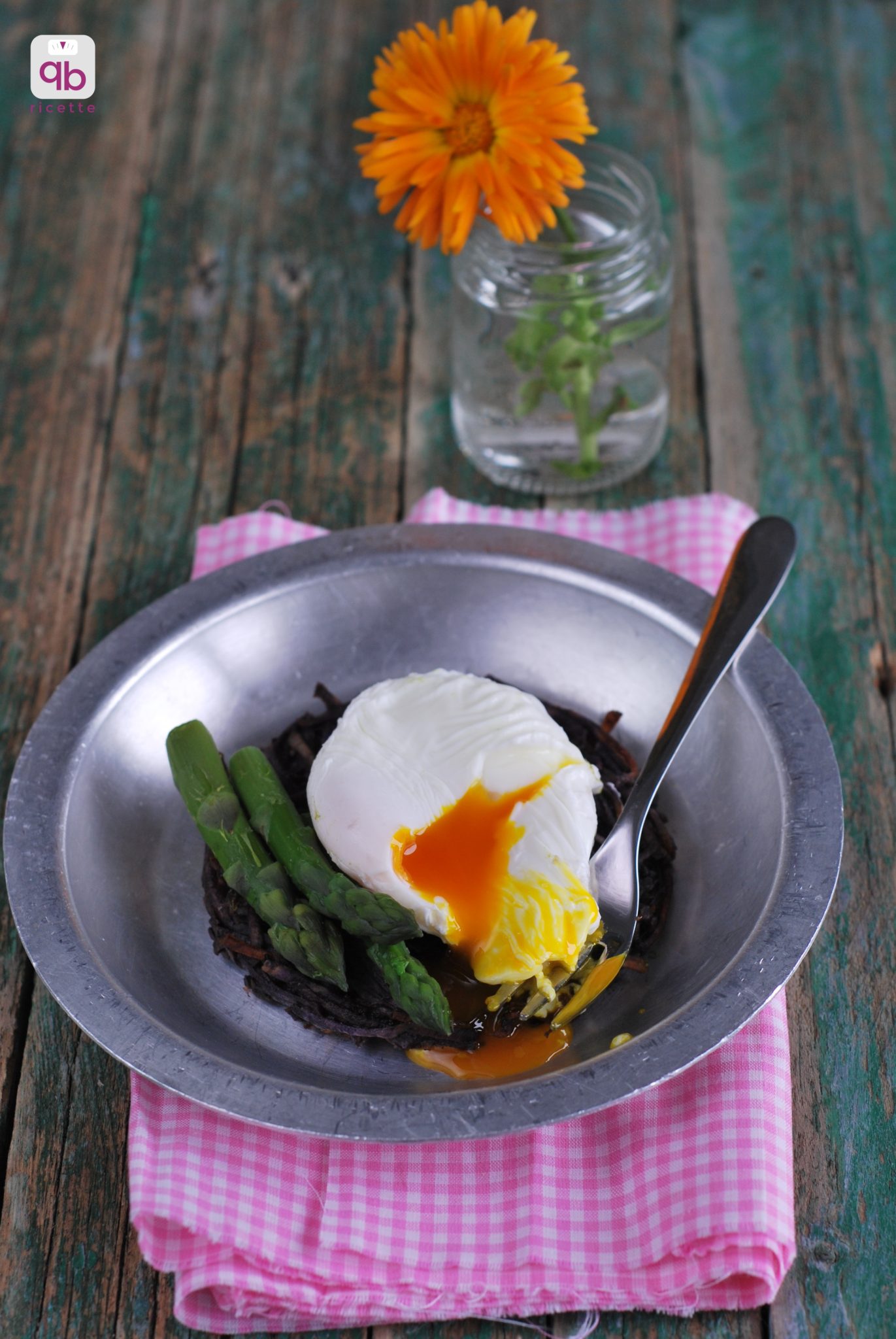 rosti patate viola uovo in camicia asparagi