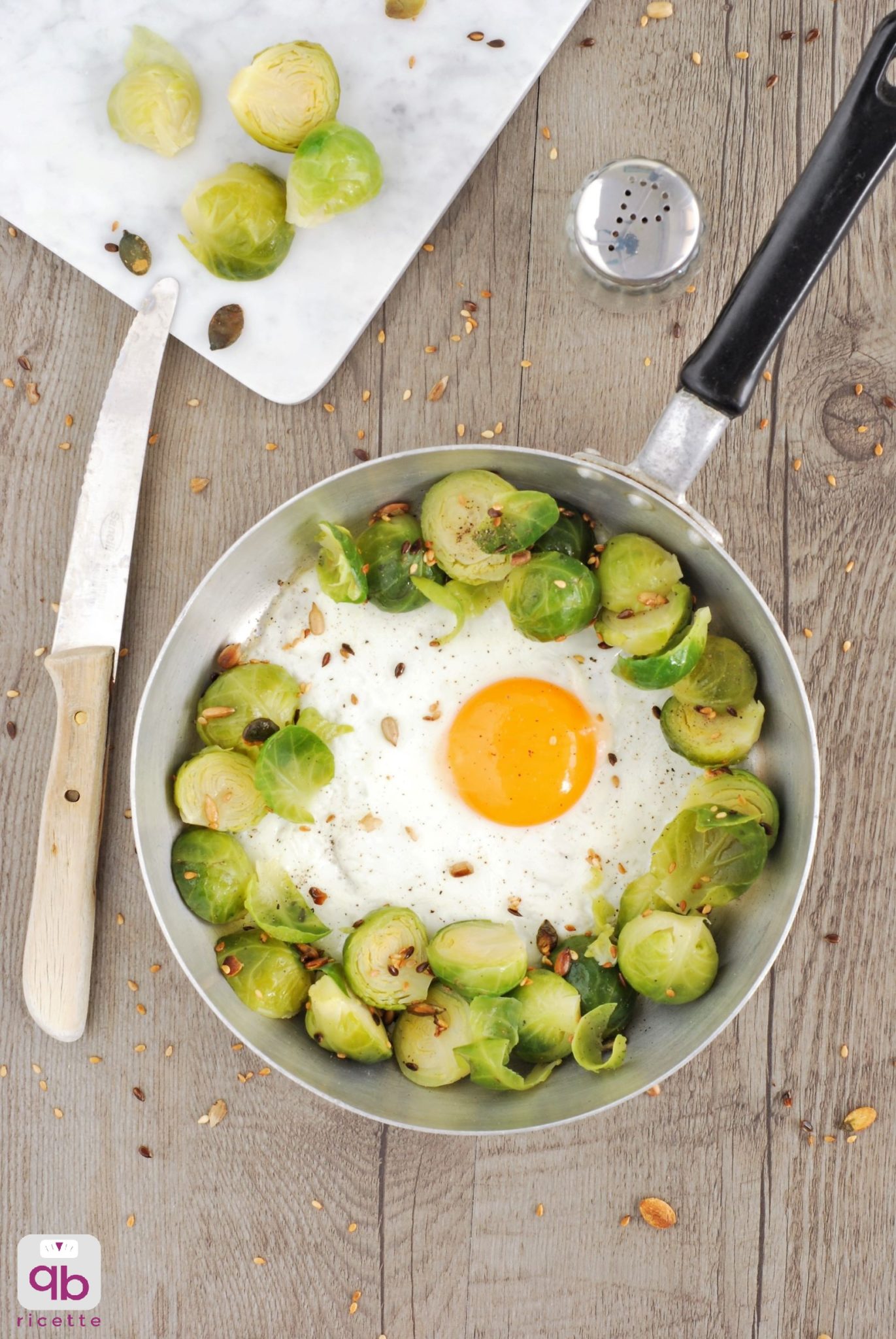 uovo al tegamino e cavoletti di Bruxelles cotti al vapore