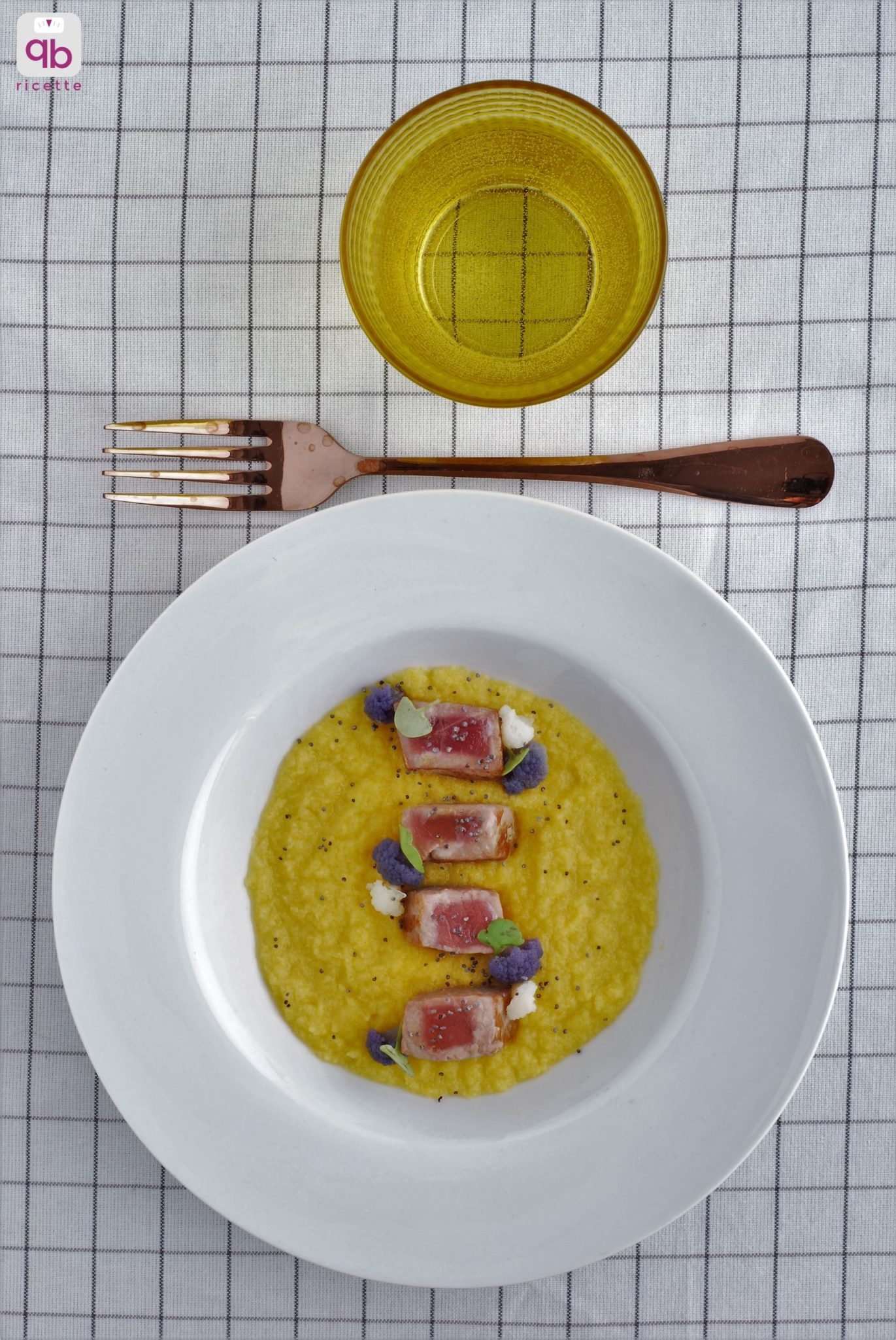 tonno scottato su crema di cavolfiore arancione