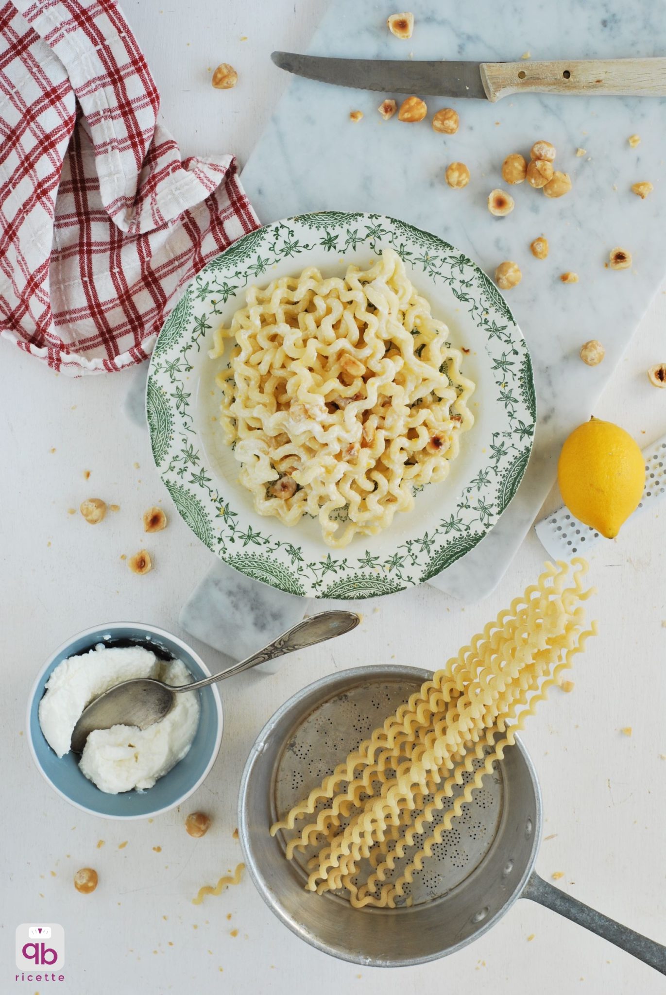 un piatto di pastasciutta con nocciole, limone e ricotta